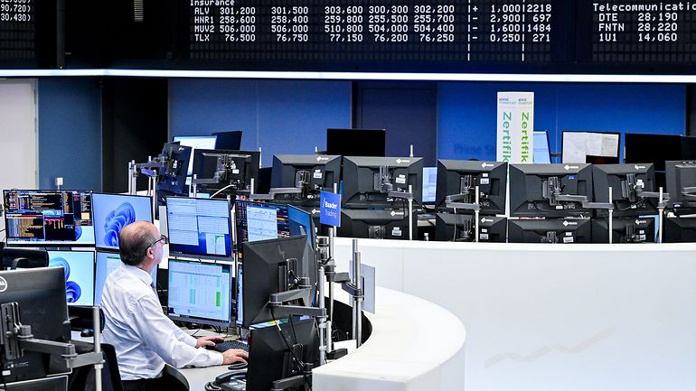 Trading pit with screens