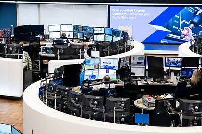 Trading pit with screens